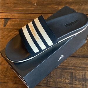 Adidas Adilette Comfort Black and Cream Slide Sandals. Mens size 18. NIB
